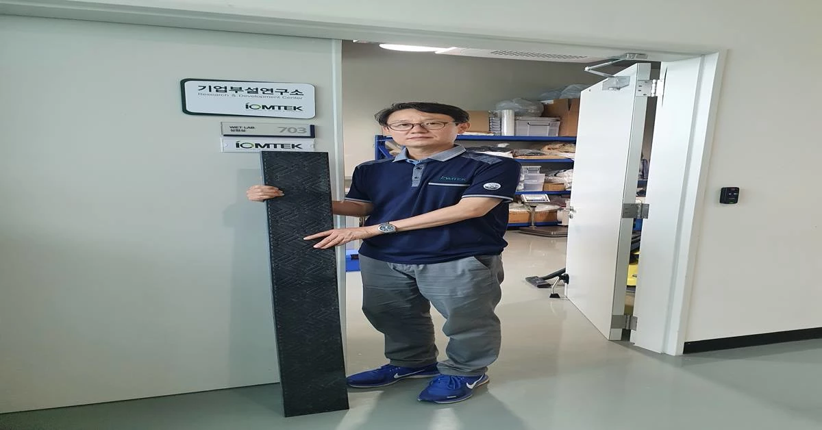 이옴텍 박영준 대표가 포항 체인지업 그라운드에 위치한 연구실에서 '슬래스틱 데크' 제품을 선보이고 있다./포스코
