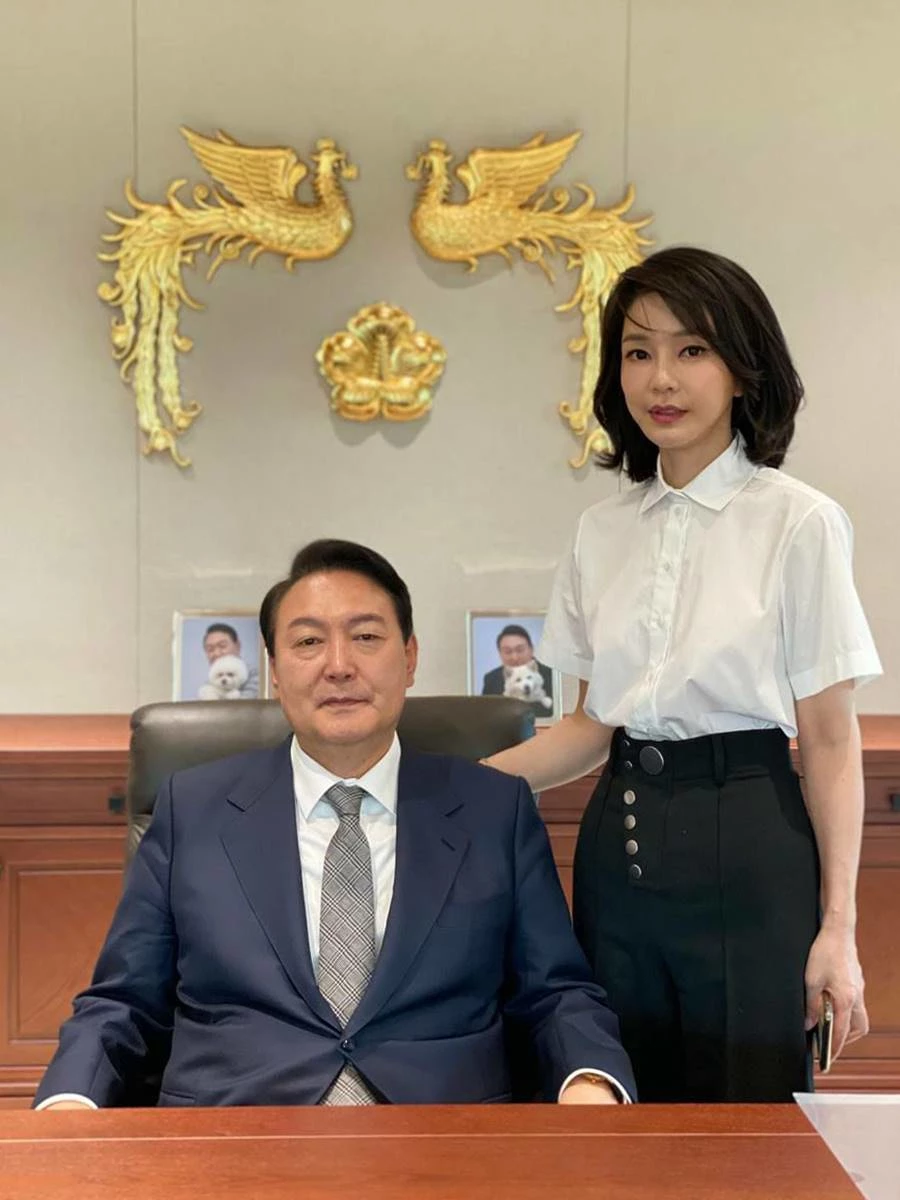 윤석열 대통령·김건희 여사, 집무실에서 나란히 기념 촬영하는 모습 / 이하 뉴스1