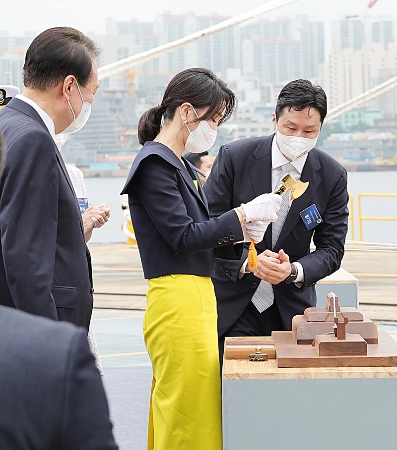진수선을 금도끼로 절단하는 김건희 여사 / 대통령실사진기자단-뉴스1