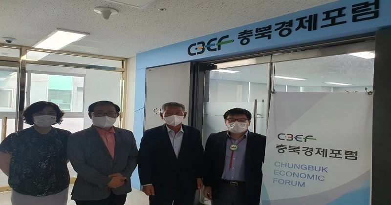 충북경제포럼은 2022 괴산세계유기농산업엑스포의 성공개최를 지원하기 위해 입장권 1000만원을 구매해 기부했다.