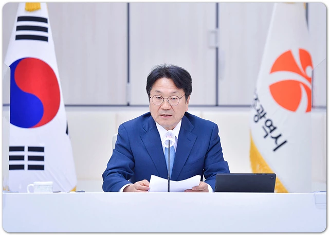 강기정 광주광역시장이 28일 오후 시청 중회의실에서 간부회의를 주재하고 있다./광주광역시 제공