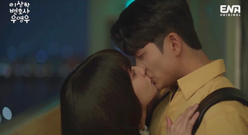 ENA 수목드라마 '이상한 변호사 우영우' 10회에 등장한 우영우-이준호 키스 장면 / 이하 ENA 제공