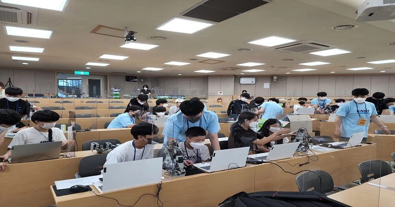충북 진천군이 KAIST 융합교육연구센터와 함께 5일부터 3일간 대전 KAIST본원에서 운영한 ‘진천 인공지능 영재캠프’가 지역 인재 양성 가능성을 확인하고 마무리됐다.