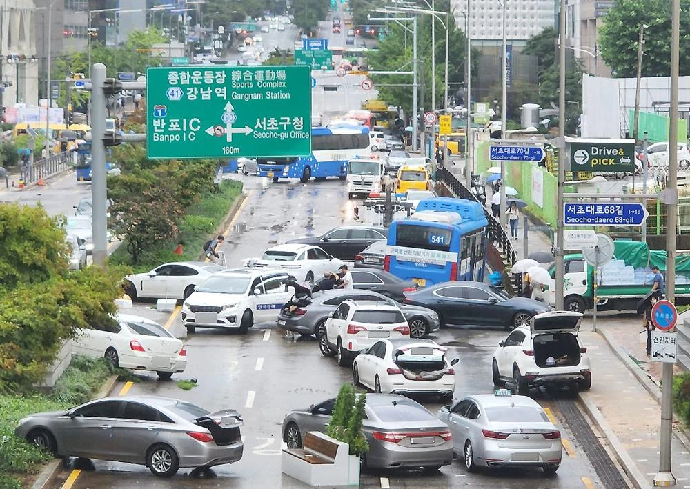 9일 서초구 서초동 진흥아파트 일대에 전날 쏟아진 폭우에 고립됐던 차량들이 뒤엉켜 있다.