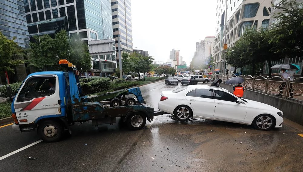 눈물 머금고 몸만 빠져나온 운전자들… 오늘(9일) 재난영화 같은 상황 벌어졌다