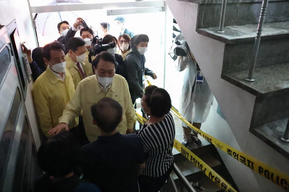 윤석열 대통령, 반지하 일가족 사망 현장에서 “왜 미리 대피가 안 됐나”