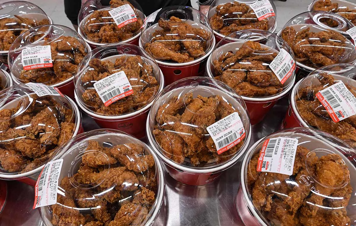 8일 서울 홈플러스 영등포점에서 40팩 한정으로 판매되는 두 마리 후라이드 치킨 할인 상품이 진열되어 있다. 홈플러스 영등포점은 이날 기존 1만5990원의 제품을 9990원에 한정 판매했다. 판매 시작 약 3분 만에 소진됐다. / 뉴스1