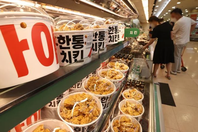 ‘뉴 한통 가아아득 치킨’ / 연합뉴스