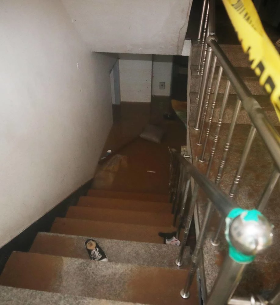 9일 간밤의 폭우로 일가족 3명이 사망한 서울 관악구 신림동의 다세대 주택 반지하가 여전히 물에 잠겨 있다. / 이하 뉴스1