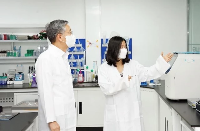 신경과학연구센터를 방문한 김종호 기술보증기금 이사장(사진왼쪽)과 한성호 (주)지뉴브 대표이사(사진오른쪽) / 사진제공=기보