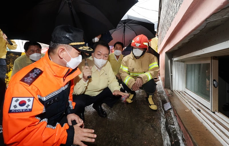 서울 관악구 신림동 반지하 현장 방문한 윤석열 대통령 / 뉴스1