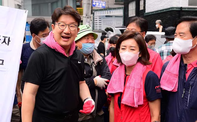 권성동 국민의힘 원내대표(왼쪽)와 나경원 전 의원이 11일 폭우 피해를 입은 서울 동작구 사당2동 주민센터 앞에서 수해 복구 자원봉사에 앞서 이야기를 나누고 있다. / 뉴스1