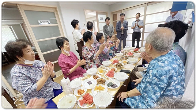 수완동 아름3단지 환경지킴이들이 어르신들과 건강한 여름나기 콩물국수 나눔활동을 펼치고 있다.