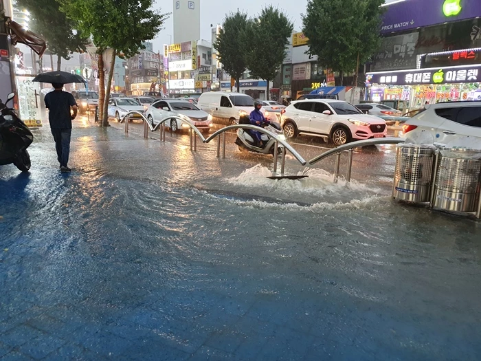 폭우로 역류 중인 배수구(기사와 직접적 관련 없는 사진) / 뉴스1