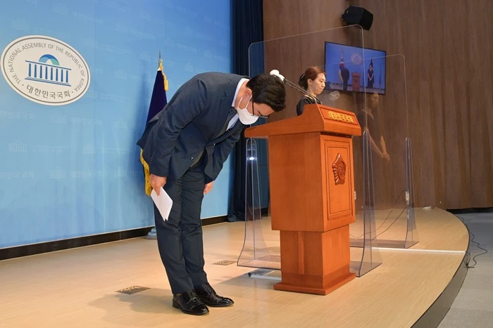 국민의힘 김성원 의원이 12일 서울 여의도 국회 소통관에서 전날 수해 복구 자원봉사 현장에서 한 "솔직히 비 좀 왔으면 좋겠다. 사진 잘 나오게" 발언에 대해 대국민사과 기자회견을 하며 고개 숙이고 있다 / 이하 연합뉴스