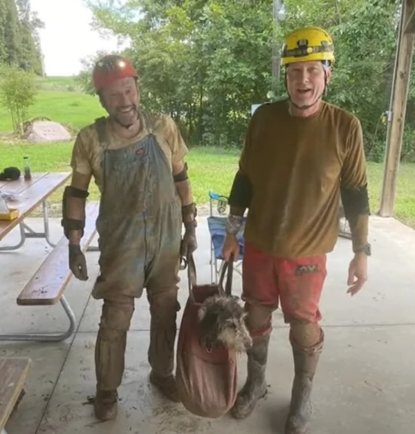 게리 킨(왼쪽)과 릭 헤일리가 개를 구조한 직후 모습 / 사진=유튜브 채널 'FOX 2 St. Louis' 캡처