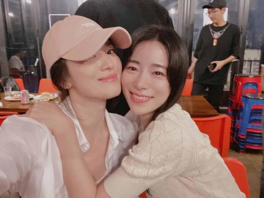 “혜교 언니랑” 대선배 송혜교 꼭 끌어안고 우정 과시한 배우 (사진)