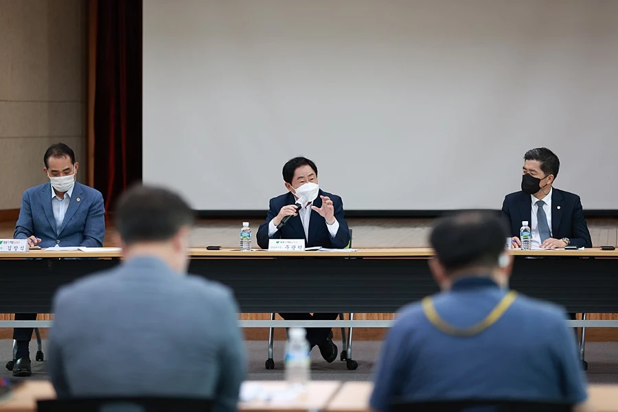 주광덕 남양주시장(가운데)