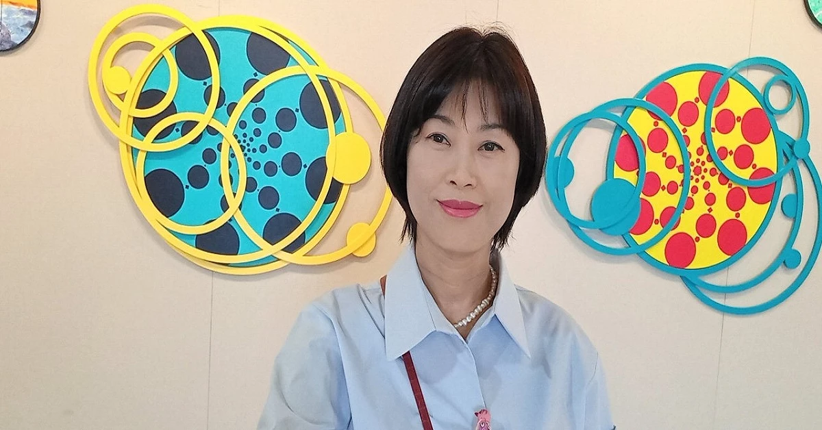 김경애 작가는 이번 9번째 개인전 까르페디엠을 열어 꼴라주 드로잉, 아크릴화, 설치미술 등 다양한 장르의 작품 30점을 선보였다.