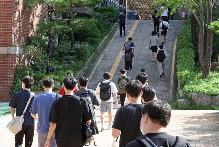 경찰 공무원 시험에 응시하는 수험생들