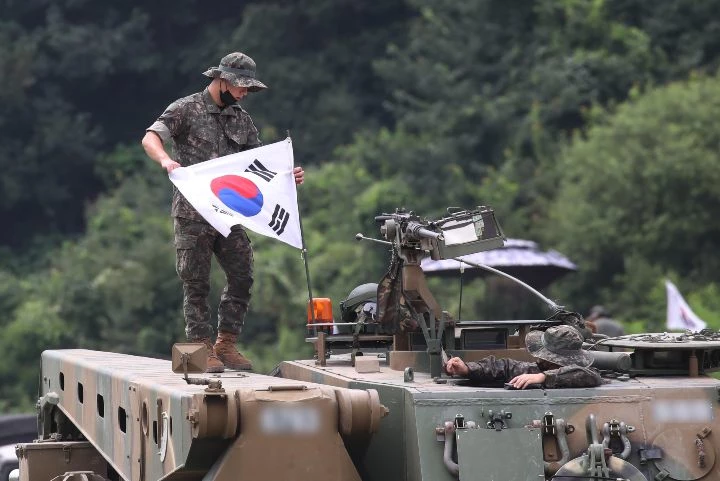 한미연합연습 '을지 자유의 방패(UFS·을지프리덤실드)'가 실시된 22일 경기 파주시 접경지역의 한 훈련장에서 장병이 태극기를 전차에 달고 있다. / 뉴스1