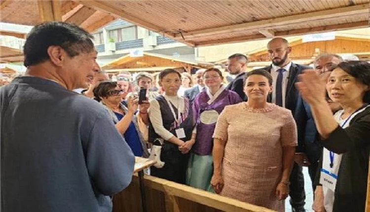 충북문화재단과 헝가리민속예술가협회가 주관하고 헝가리한국문화원이 협력해 진행중인 제36회 헝가리국가민속유산축제에서 충북의 문화예술이 큰 호응을 얻고 있다. 충북 부스를 직접 찾은 카탈린 노박 헝가리 대통령 일행.