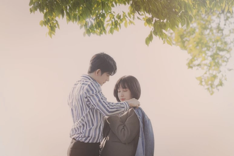 ENA '이상한 변호사 우영우' 스틸 속 강태오 박은빈 / 에이스토리·KT스튜디오지니·낭만크루 제공