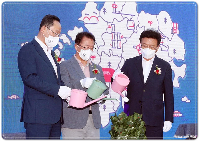 2022 전남캠핑관광 박람회가 7일 오후 해남군 화원면 해남 오시아노 오토캠핑장에서 열린 가운데 문금주 전남도 행정부지사와 명현관 해남군수 등 주요 내빈들이 퍼포먼스를 하고 있다. / 전남도