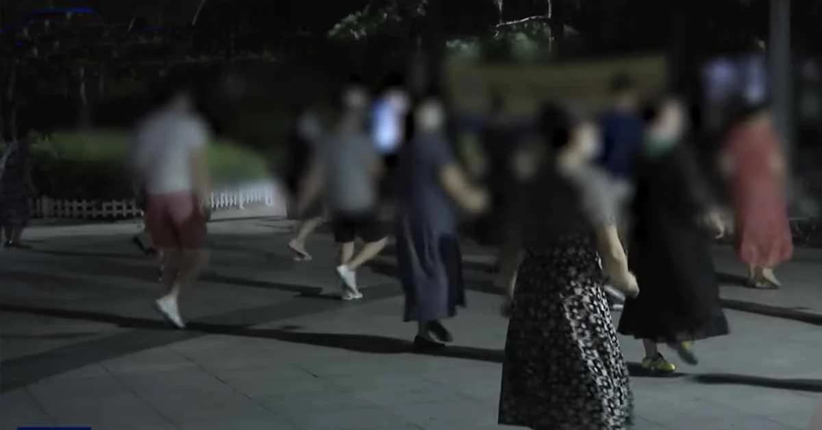 중국인들의 서울 구로구 구로동의 한 공원에서 중국 음악을 틀어놓고 광장춤을 추고 있다. / MBC뉴스 영상 캡처