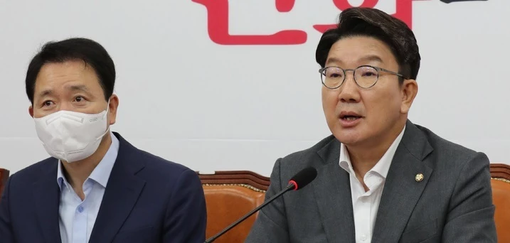 29일 국회서 열린 비대위에 참석해 모두 발언하는 국민의 힘 권성동(오른쪽) 원내대표. / 사진=뉴시스