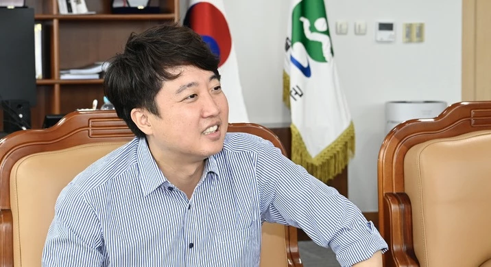 29일 대구 달성군의회를 방문한 이준석 전 대표가 연수를 떠나는 기초의원들과 티타임을 갖고 있다. / 사진= 달성군청 제공(뉴시스)