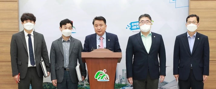 김영환 (가운데)충북지사는 30일 사상 첫 정부예산 8조원 시대를 열었다고 밝혔다./ 사진=뉴시스