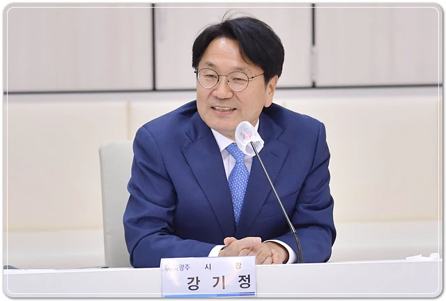 강기정 광주광역시장이 30일 오후 시청 3층 중회의실에서 열린 민선8기 제1차 공공기관장 회의를 주재하고 있다. /광주광역시 제공