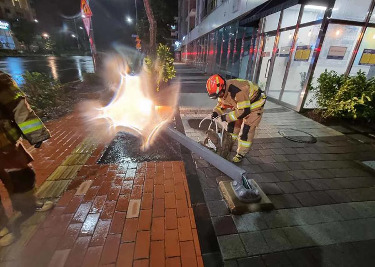 제11호 태풍 '힌남노'가 북상중인 5일 오후 제주 서귀포시 대정읍 보성리에서 소방대원들이 강풍에 쓰러진 가로등을 안전조치하고 있다. / 소방청 제공