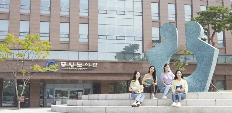 청주대 중앙도서관 앞 광장./ 사진=청주대