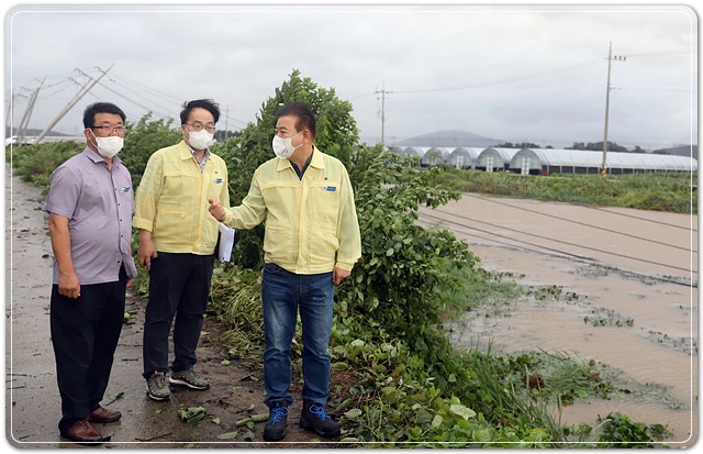 강종만 영광군수가 백수 지산4리 피해 현장을 방문해 상황을 살펴보고 있다.