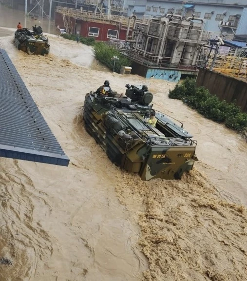 6일 경북 포항 포스코 포항제철소 내 화재가 발생했으나, '힌남노'로 인한 폭우로 도로가 침수돼 소방당국이 진입에 어려움을 겪자 해병대 장갑차가 동원됐다. / 이하 온라인 커뮤니티 에펨코리아