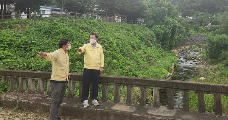 초강력 태풍 힌남노 한반도 상륙에 앞서 증평지역내 재해위험 지구를 살피고 있는 이재영 증평군수.