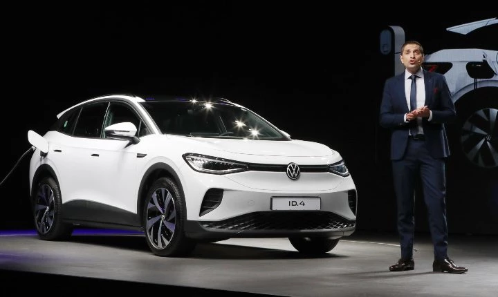 사샤 아스키지안 폭스바겐코리아 사장이 15일 광진구 비스타 워커힐 서울호텔에서 폭스바겐의 첫 번째 순수 전기 SUV 'The all electric ID.4'를 공개하고 있다. / 이하 뉴스1