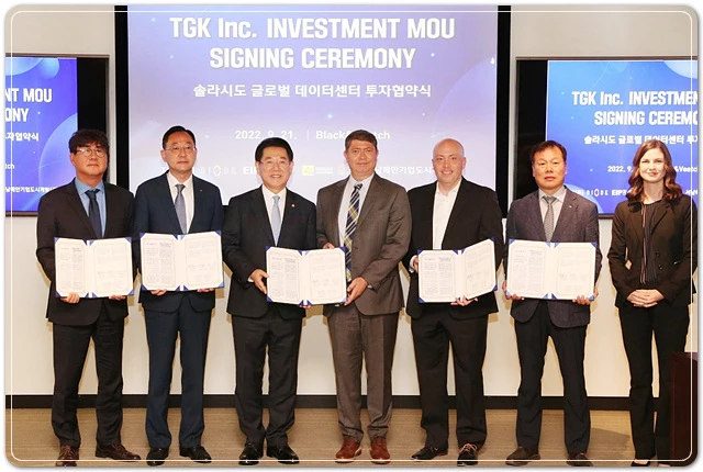 미국방문 솔라시도 기업도시 투자협약식 (좌로부터 박희준 대표, 명현관 군수, 김영록 도지사, 마리오 아자르 블랙앤비치 대표, 브래드하딘 TGK대표, 채정섭 서남해안기업도시 대표, 레이첼 앳베리 TGK운영이사)