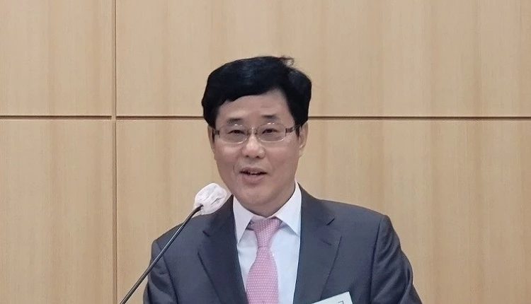 진재구 청주대 융합신기술 대학원장이 이날 입학식에서 융합산업보안에 대한 교육과정 등에 대해 설명하고 있다. /사진= 위키트리