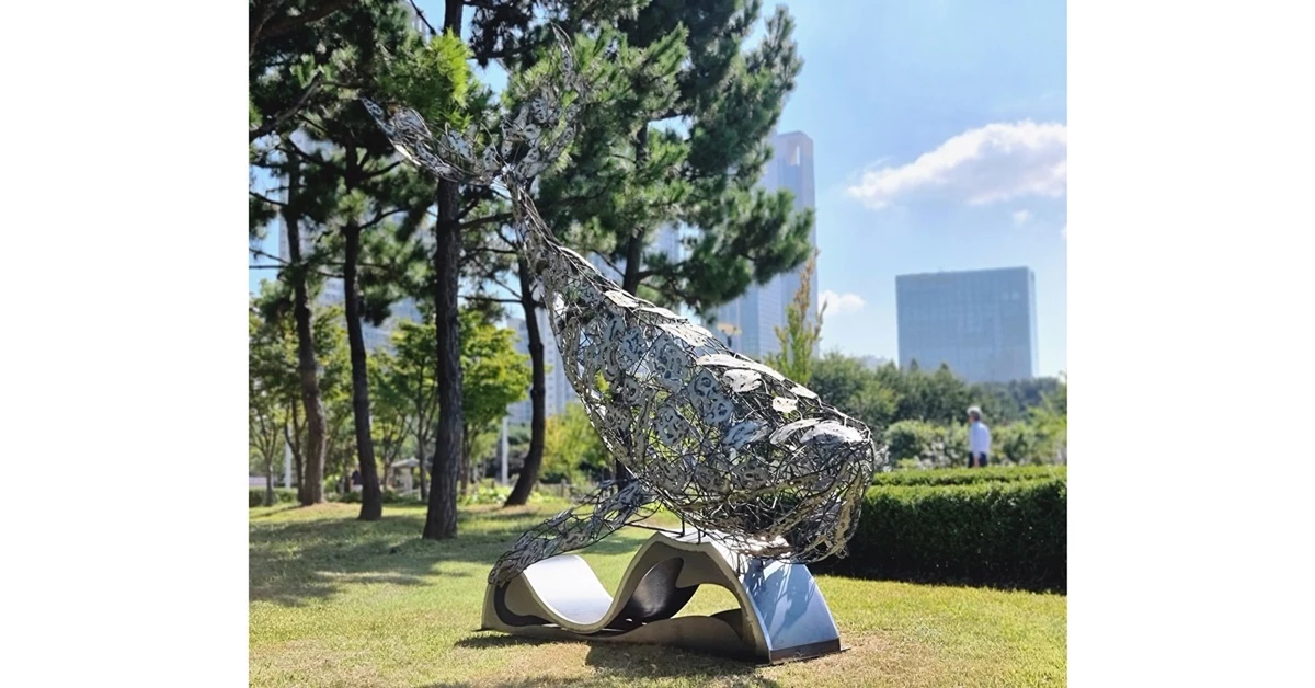 고래 조형물(작품명: The breath of a whale, 작가 : 이한주, 성희선, 김로사) / 포스코건설 / 제공