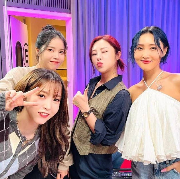 마마무 완전체 / 이하 문별 인스타그램