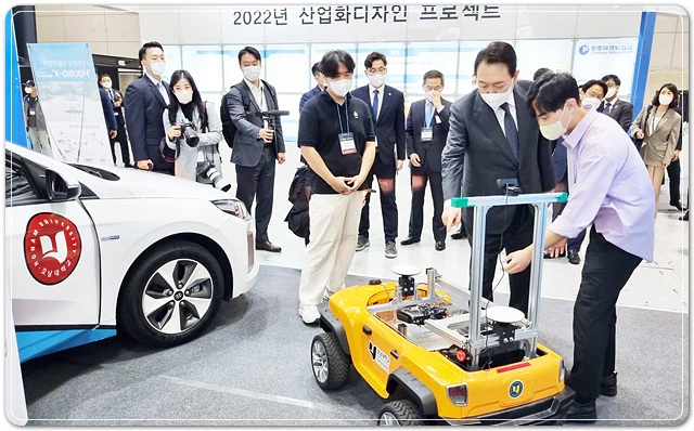 호남대 실습용 자율주행전기차를 참관하는윤석열 대통령