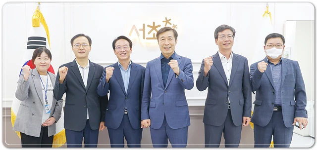 강진원 강진군수와 전성수 서울 서초구청장을 만나 지역 현안사업 제안을 통한 긴밀한 협조체제를 구축하기로 했다.