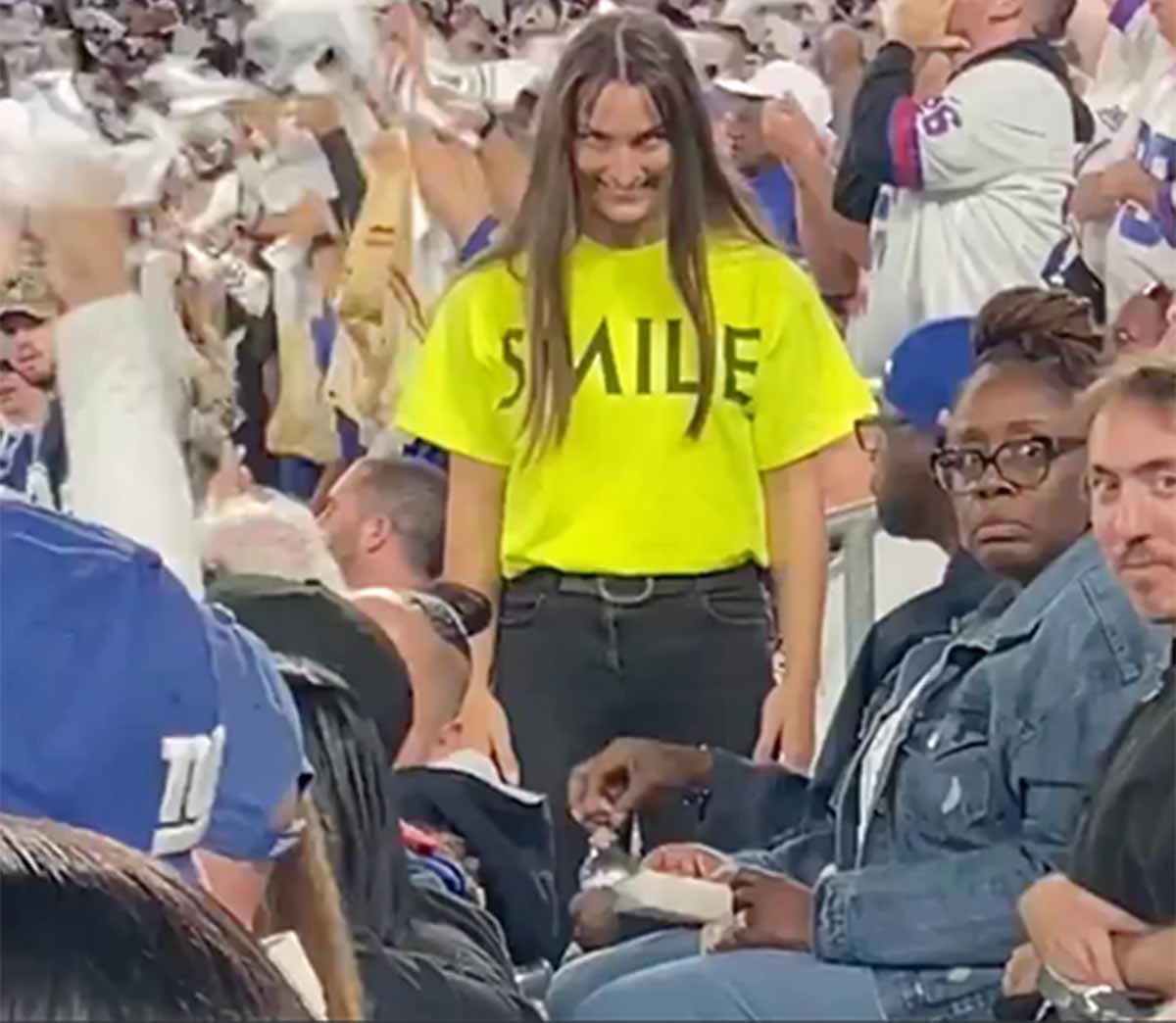 지난 26일(현지 시각) 미국 캘리포니아주 오클랜드 콜리세움에서 열린 뉴욕 메츠와 오클랜드 에슬레틱스의 경기에서 섬뜩한 미소를 짓는 여성의 모습이 포착됐다. / 사진=옵저버