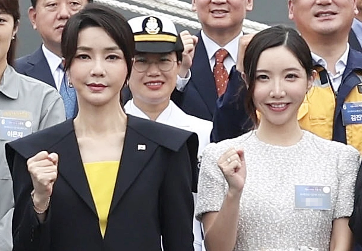 '정조대왕함' 진수식에서 김건희 여사 바로 옆에서 기념사진을 찍은 미모의 여성이 관심을 끌었다 / 이하 대통령실 제공-뉴스1