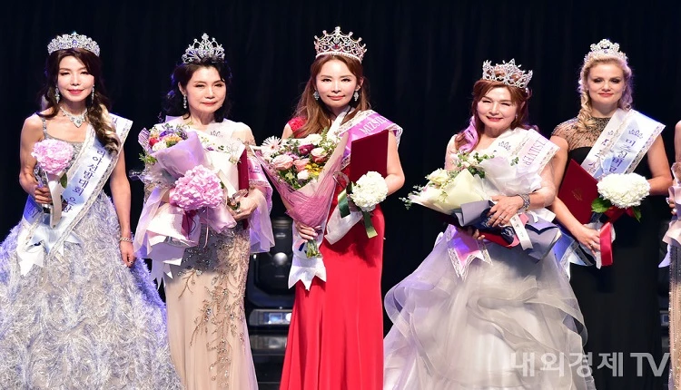 '제18회 미즈실버코리아 선발대회'에서 참가번호 13번 김성의(가운데)씨가 대상을 차지했다. 왼쪽부터 참가번호 20번 고정화(은상), 참가번호 16번 이청하(금상), 참가번호 5번 이사랑(왼쪽 네번째,금상), 참가번호 19번 마리나 코즈노바(오른쪽, 은상)씨. / 내외경제TV