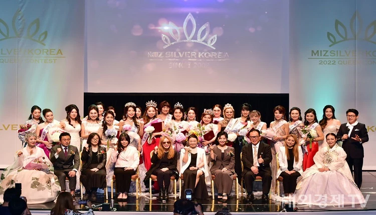 이날 대회를 마치고 본선 참가자들과 심사위원, 시상자, 대회 관계자 등이 함께 기념 촬영을 하고 있다. /내외경제 TV