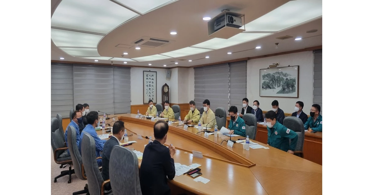 철강관리공단 회의실에서 5개사 피해 중소기업 관계자와 애로사항 청취 간담회 모습 / 포항시 제공